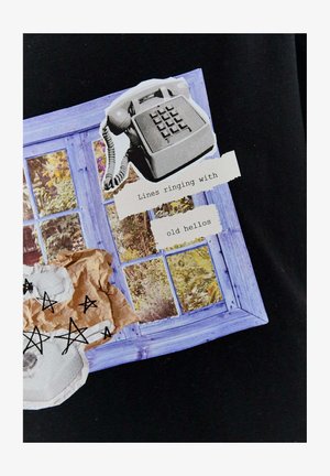 Grafická koláž s vintage telefonem, okenním rámem, zmuchlaným papírem a ručně psaným textem s černými hvězdami na černém pozadí.