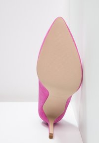 Fuchsiové semišové lodičky na vysokém podpatku s špičatou špičkou, štíhlým stiletto podpatkem a hladkou, texturovanou podrážkou. Jednoduchý design, žádné další ozdoby.