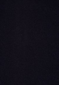 Tissu tricoté noir avec une texture côtelée, présentant un motif uniforme et une couleur profonde et solide. Idéal pour les applications textiles.