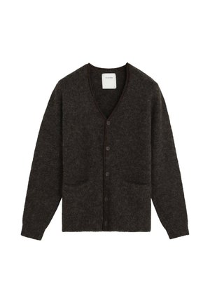 Dunkelbrauner, knöpfbarer Cardigan mit langen Ärmeln, zwei vorderen Taschen und einem V-Ausschnitt aus weichem, strukturiertem Stoff.