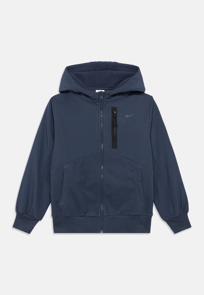 Casaco azul marinho com fecho éclair e capuz, forro em felpa, punhos elásticos, dois bolsos laterais e um bolso no peito com fecho de correr. Logotipo da Nike presente.