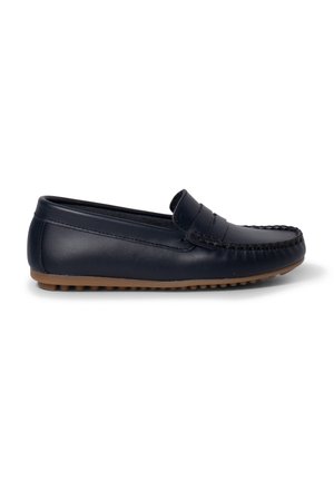 Navyblaue Leder-Mokassins mit gesteppten Details, flacher Gummisohle und niedrigem Profil. Glatte Textur mit farblich abgestimmten Akzenten im Obermaterial.