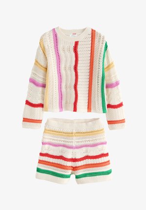 Cremefarvet striktrøje og matchende shorts med lodrette og vandrette striber i pink, rød, orange, gul og grøn.