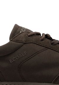 Baskets marron foncé avec lacets, avec le nom de la marque Ecoalf embossé sur le côté et la languette.