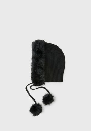 Bonnet d'hiver noir en tricot avec bordure en fausse fourrure sur un côté et deux pompons pendants attachés à des cordons sur fond blanc.