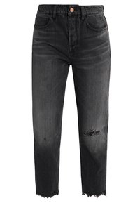 Jeans de mezclilla negros de cintura alta con un ajuste holgado, que presentan desgastes en las rodillas y dobladillos deshilachados. Diseño estándar de cinco bolsillos con un botón de metal.