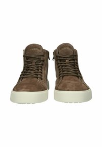 Brune ruskinds højtop sneakers med en tekstureret overflade, der har snørebånds lukning, sidelænder og en kontrastfyldt hvid gummisål.