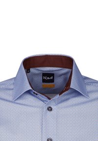 Camicia blu con motivo a schemi geometrici piccoli, colletto marrone a contrasto, vestibilità moderna, chiusura con bottoni e tessuto texturizzato.