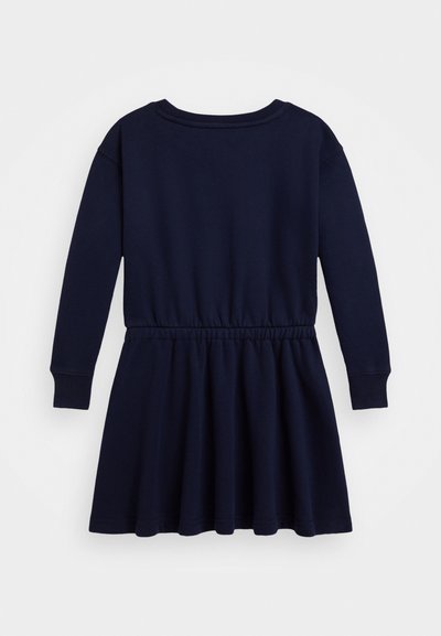 Mornarsko modra dolga obleka z ožjim pasom in razširjenim krilom, izdelana iz mehkega blaga. Pleteči manšeti, okrogla izrez, brez vidnih vzorcev ali akcentov.