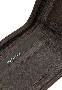 Brązowy skórzany portfel o teksturowanej powierzchni, zamykany na zamek błyskawiczny, z kieszenią na karty, na której widnieje nazwa marki „wojas”. Posiada etykietę „RFID Protected”.