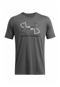 Grå kortærmet t-shirt lavet af en bomuldsblanding. Den har et stort sort og hvidt Under Armour-logo på tværs af brystet. Glat tekstur.