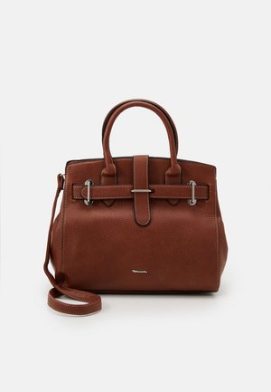 Sac à main en cuir marron avec doubles anses, détail de sangle avant avec boucles métalliques, et une bandoulière détachable sur un fond uni.