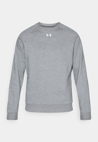 Sweat-shirt gris avec un col rond, des manches longues et des poignets côtelés. Présente un petit logo blanc sur la poitrine. Texture de tissu douce.