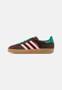 adidas Originals - GAZELLE INDOOR - Sporta apavi - dark brown/glow pink/court green Miniatūras attēls 1