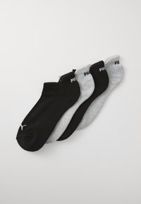 Quatre paires de chaussettes basses en noir, gris foncé, gris clair et gris chiné, fabriquées dans un matériau doux avec des bords élastiques et des accents de logo.
