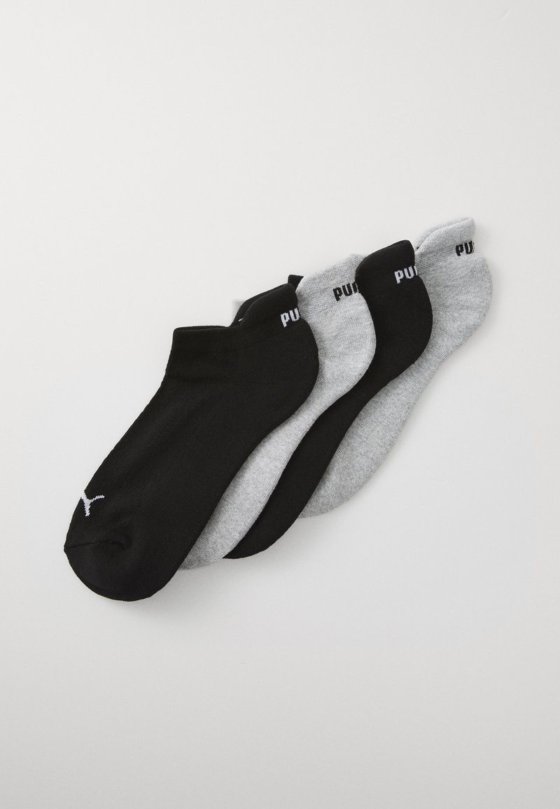 Quatre paires de chaussettes basses en noir, gris foncé, gris clair et gris chiné, fabriquées dans un matériau doux avec des bords élastiques et des accents de logo.