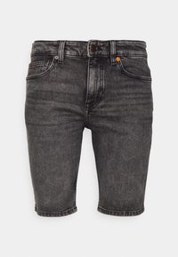 Svarta denimshorts med en blekt finish, med knäppning framtill och framfickor, visade mot en vit bakgrund.
