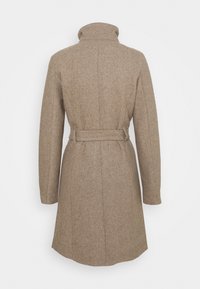 Cappotto marrone a spina di pesce con colletto alto, maniche lunghe e una cintura coordinata in vita. Design semplice e sartoriale con tessuto testurizzato.