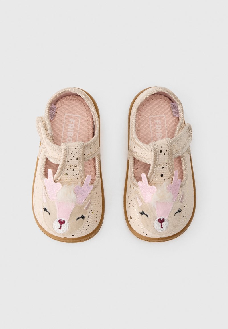 Paire de chaussures beige pour tout-petits avec des visages de cerfs roses, bouts fermés et sangles ajustables sur un fond clair uni.