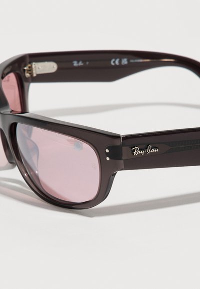 Слънчеви очила Ray-Ban с тъмнокафява пластмасова рамка, розови лещи и сребристи хардуерни акценти. Имат лого на рамото и текстуриран дизайн.