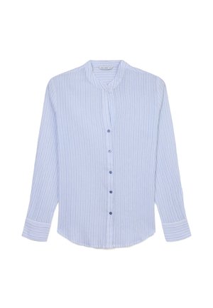 Camicia azzurro chiaro con righe bianche verticali. Presenta un colletto alla coreana e maniche lunghe con polsini abbottonati.