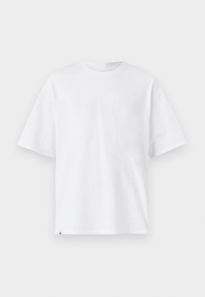 Camiseta blanca lisa de manga corta y cuello redondo, con una pequeña etiqueta en el dobladillo inferior, mostrada sobre un fondo claro.