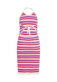 Strickkleid mit Halterneck-Ausschnitt, gebundenem Taillengürtel und Wellenmuster in Rosa, Rot und Blau auf weißem Hintergrund. Enganliegende Passform.