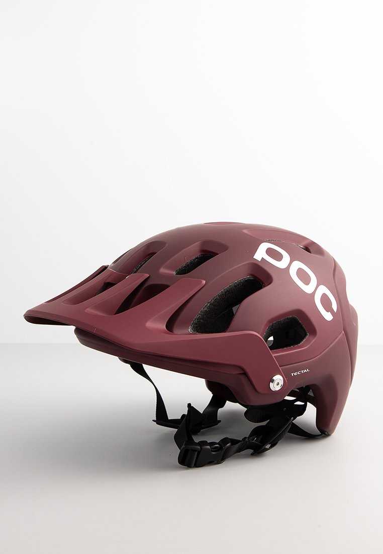 Bordeauxfarbener Mountainbike-Helm mit verstellbaren Riemen, aerodynamischer Form, Belüftungsöffnungen und matter Oberfläche; mit dem Markenlogo in Weiß.
