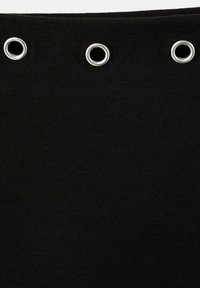 Crna tkanina s glatkom teksturom, s tri metalne srebrne rupice ravnomjerno raspoređene duž gornjeg ruba.