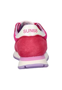 Rosa und himbeerfarbene Wildledersneaker mit einer weißen Fersenklammer. Verfügt über einen gepolsterten Kragen und einen lila Akzent an der Sohle. Markenlogo auf der Rückseite.