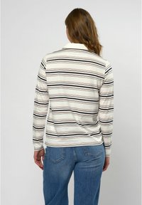 Langarm polo shirt met een kraag, voorzien van horizontale strepen in marineblauw, roze en crème. Zachte stof met een relaxte pasvorm.