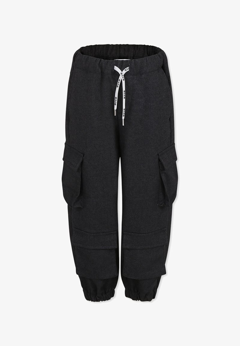 Zwarte cargobroek van een zachte stof met een elastische tailleband, verstelbare trekkoordjes en meerdere zijzakken met elastische manchetten.