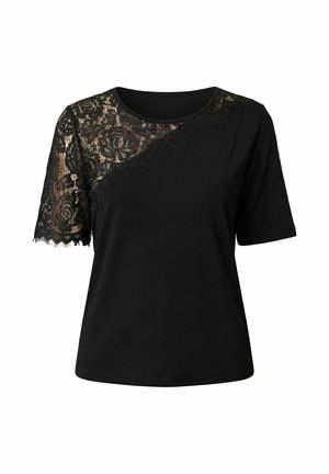 Top nero a maniche corte con dettaglio in pizzo floreale sulla parte superiore sinistra e sulla manica sinistra, scollo rotondo e lato destro e manica solidi.