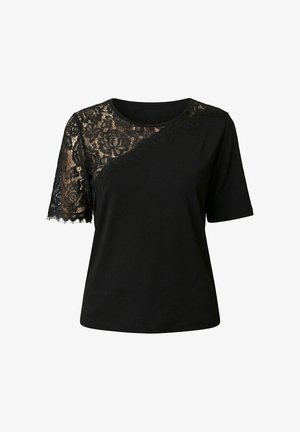 Top nero a maniche corte con dettaglio in pizzo floreale sulla parte superiore sinistra e sulla manica sinistra, scollo rotondo e lato destro e manica solidi.
