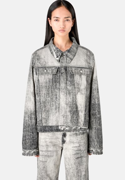 Jeansjacke in einem schwarz-weißen marmorierten Muster, mit Kragen, Knopfleiste und zwei Brusttaschen mit silberner Hardware.