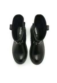 Botas de cuero negras hasta el tobillo con punta redonda, tachuelas decorativas plateadas, cremalleras laterales y un forro interior texturizado. Superficie suave.