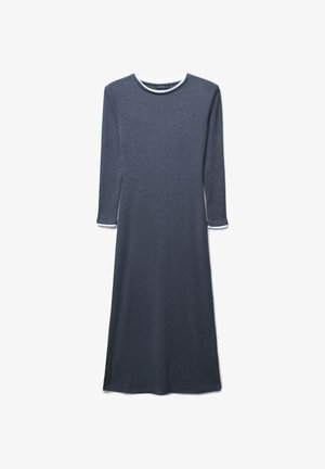 Abito a maniche lunghe di colore grigio scuro, realizzato in tessuto morbido, con un bordo bianco sul colletto e fessure laterali per facilitare il movimento. Silhouette semplice e dritta.