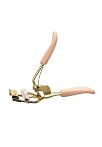 Récourbe-cils en métal doré avec poignées en caoutchouc rose doux ; dispose d'un coussin de courbure plat et d'un design ergonomique pour une manipulation facile.