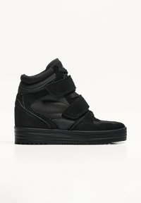 Sneakers alte nere in una combinazione di materiali scamosciati e mesh, dotate di cinturini in velcro, rifiniture testurizzate e una suola in gomma rigata.