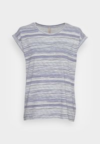 Camiseta de manga corta a rayas en azul claro y blanco, con cuello redondo y tejido suave y texturizado. Ajuste casual y relajado.