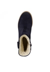 Stivale alla caviglia in suede blu navy con una soffice fodera color crema, zip laterale e suola in gomma texturizzata. Punta rotonda e senza hardware visibili.