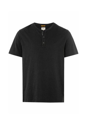 Zwarte t-shirt met korte mouwen en ronde hals, met een twee knooplijst en subtiele textuur. Heeft een klein logo aan de linkerkant.