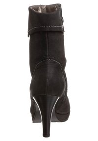 Zwarte leren mid-calf laars met een zijrits en manchet-detail, met een gladde textuur en een toegespitste hak.