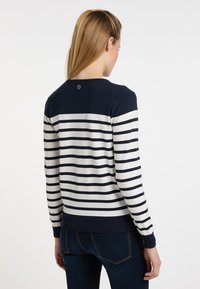 Maglione a righe blu navy e crema con scollo rotondo, polsini e orlo a coste; presenta un piccolo logo sulla parte posteriore del collo.