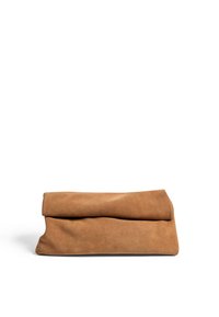 Gevouwen clutchtas van beige suède met een zachte textuur en een eenvoudig ontwerp op een witte achtergrond.