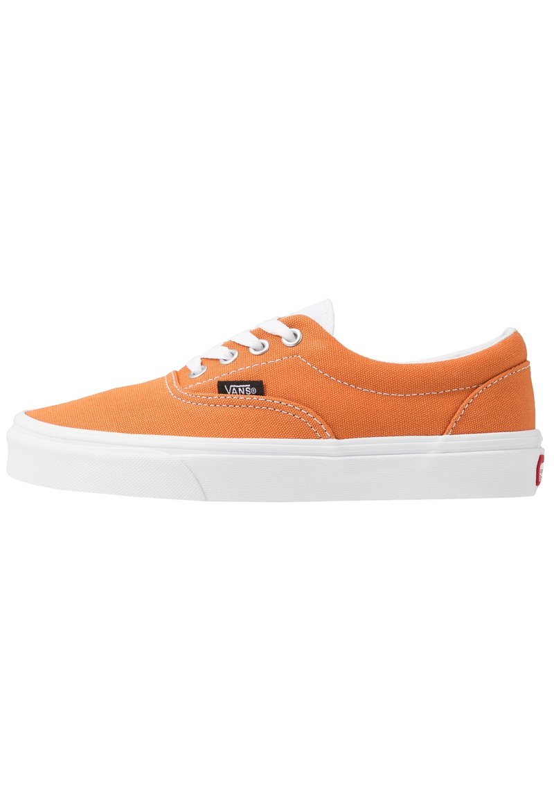 Baskets en toile orange avec des lacets blancs, dotées d'une semelle en caoutchouc blanche et d'une étiquette logo Vans sur le côté. Design bas et forme classique.