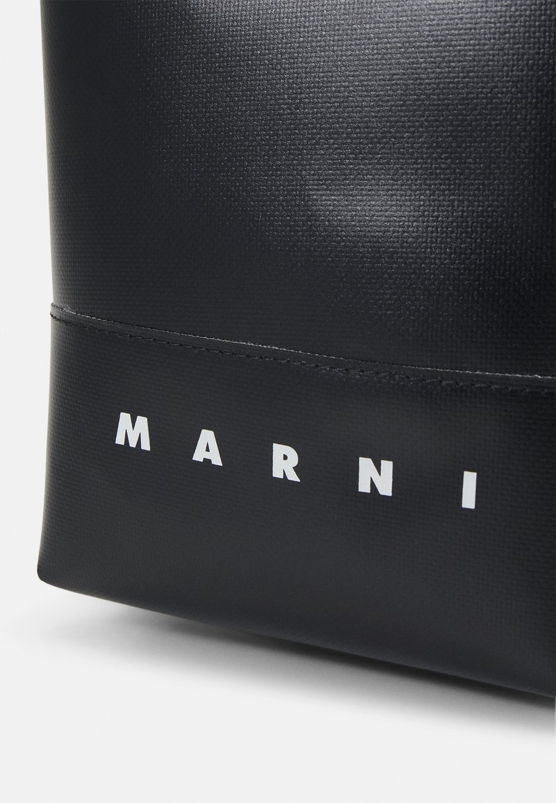 Borsa nera texturizzata con lettering bianco "MARNI" in basso, caratterizzata da un design rettangolare elegante e una finitura liscia.