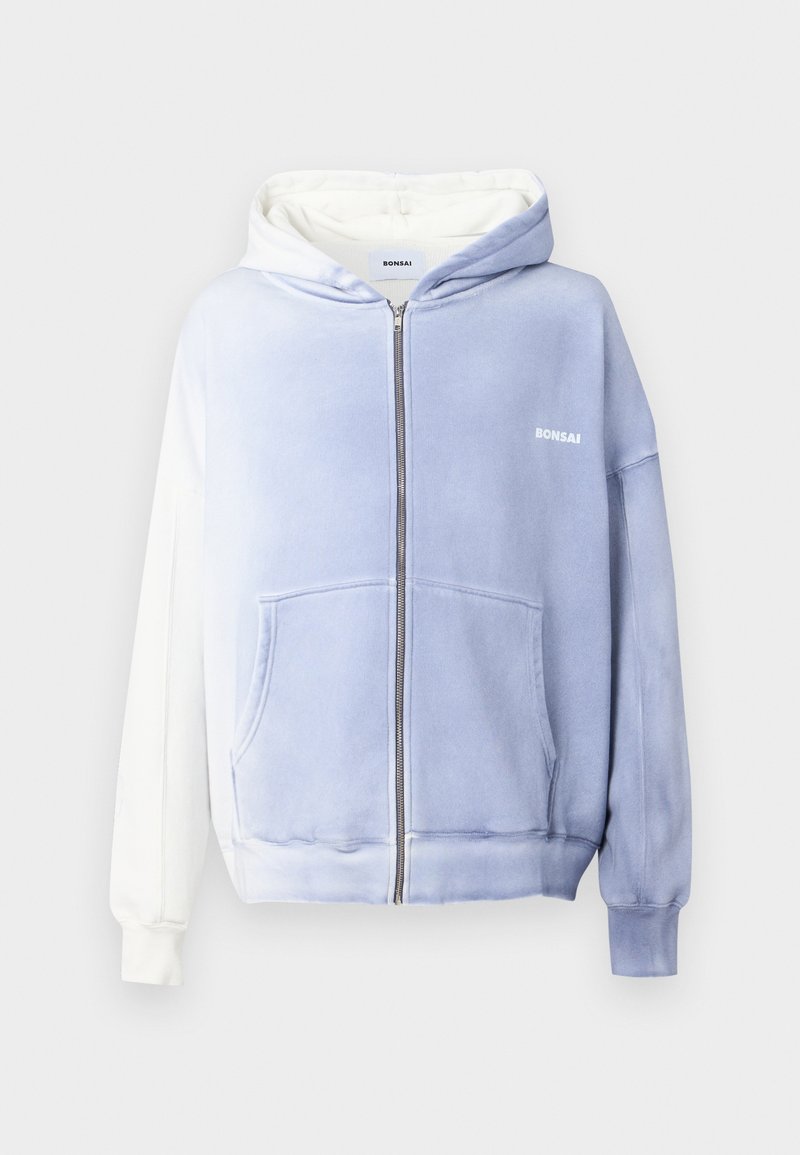 Zipper hoodie i en gradient fra lyseblå til hvid. Har en frontlomme, hætte med snoretræk og blødt, struktureret stof. Minimal branding.