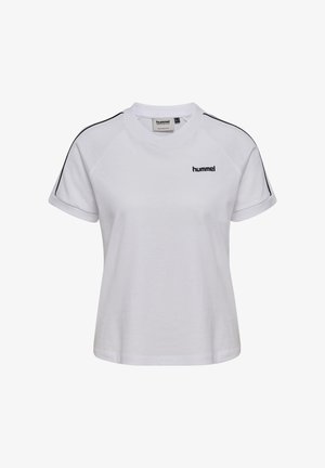Biała koszulka z krótkim rękawem z czarnym obszyciem na ramionach i logo "hummel" na lewej piersi.
