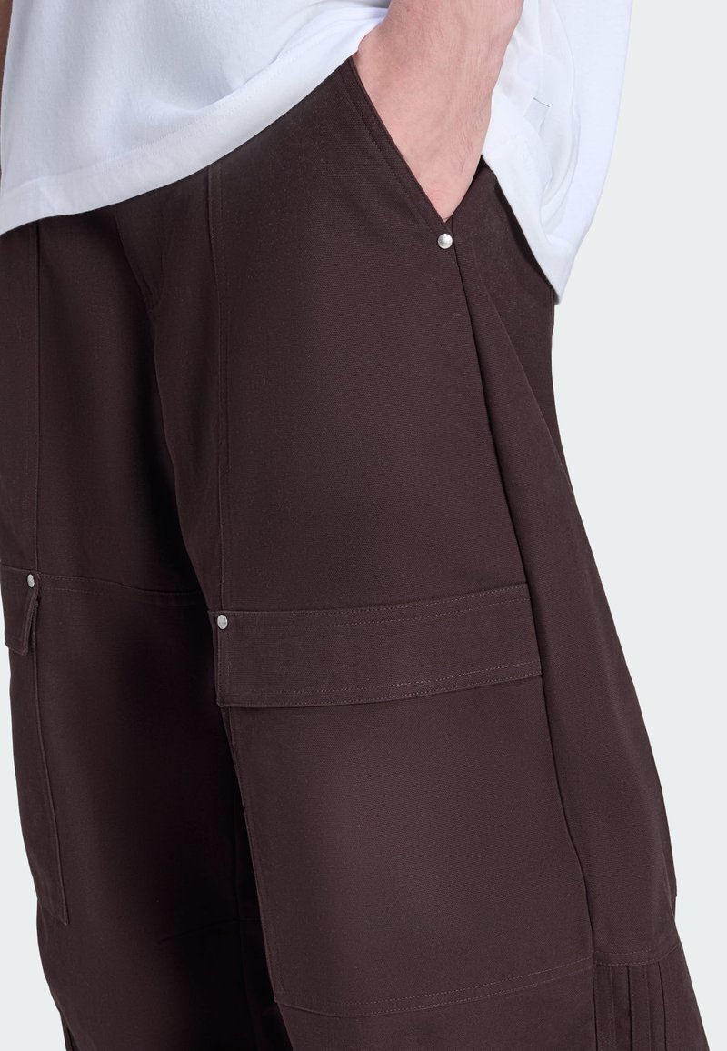 Dunkelbraune Cargoshorts aus strukturiertem Stoff, mit Seitentaschen, silbernen Druckknopfdetails und gesteppten Paneel-Akzenten.